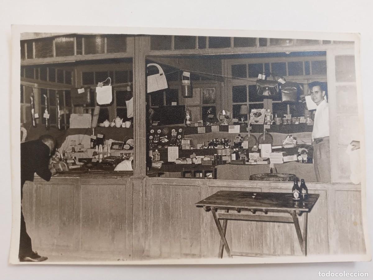 Fotograf&iacute;a antigua: CURIOSA FOTO DE TOMBOLA POPULAR, BOTELLINES CERVEZA CRUZCAMPO, ETC . DE CANO , SEVILLA .. 12 X 18 CM