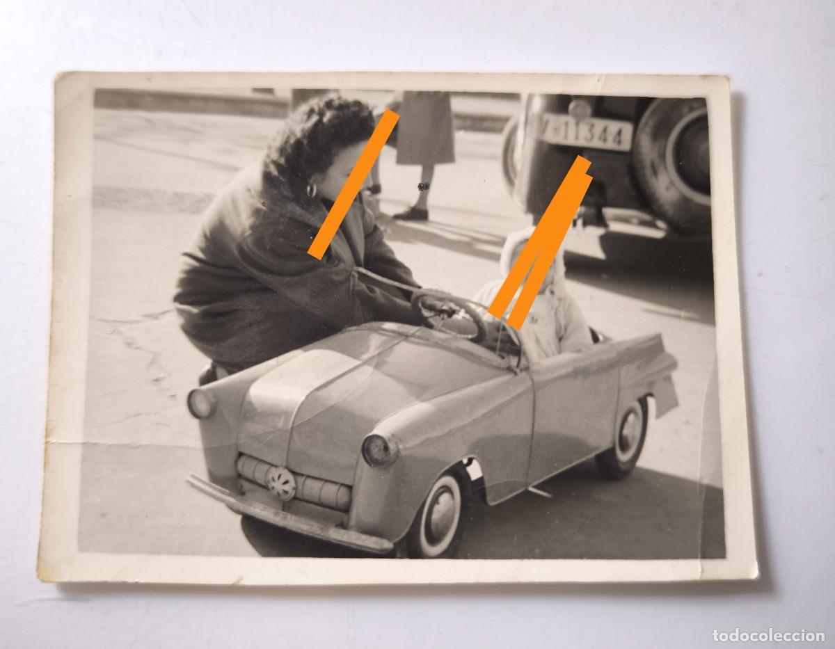 Fotograf&iacute;a antigua: Antigua fotograf&iacute;a. Ni&ntilde;o con el coche. Juguete. A&ntilde;os 60