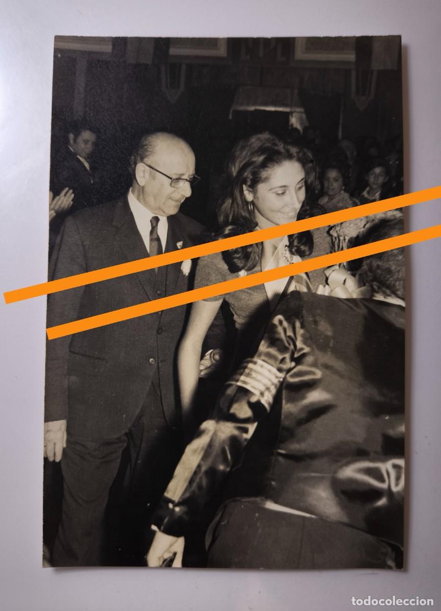 Fotograf&iacute;a antigua: Antigua fotograf&iacute;a. Alcalde junto a la fallera mayor. Fallas de Valencia. A&ntilde;o 1973