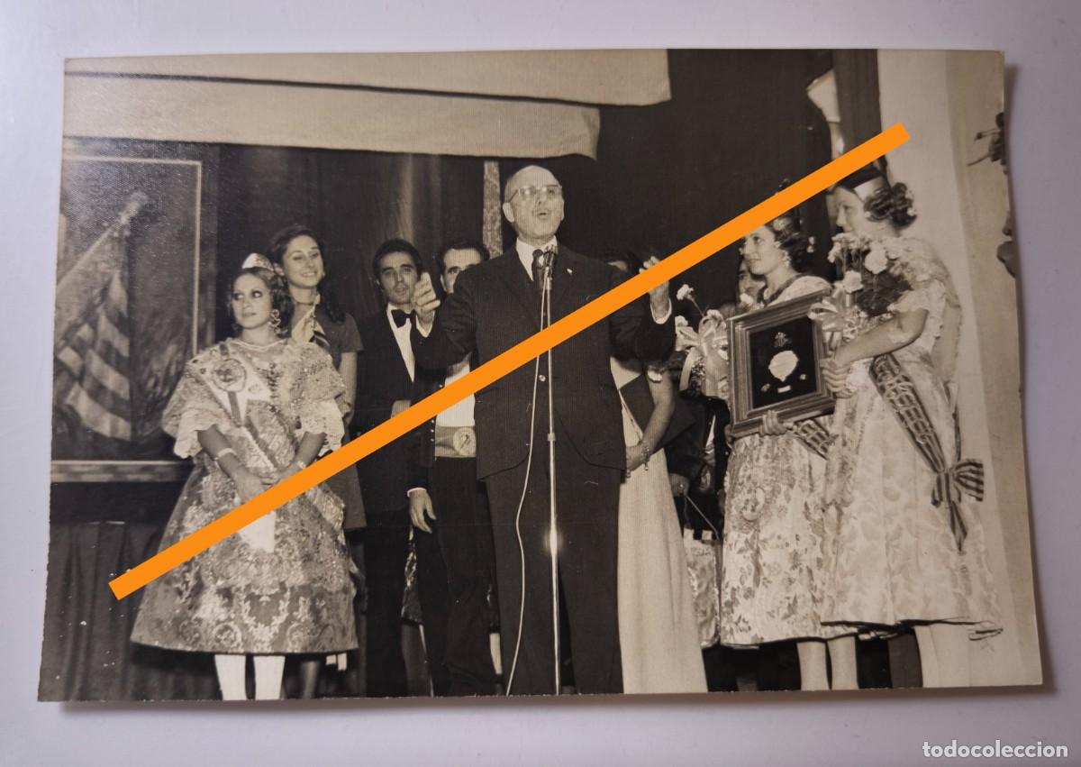 Fotograf&iacute;a antigua: Antigua fotograf&iacute;a. Alcalde y falleras. Fallas de Valencia. A&ntilde;o 1973