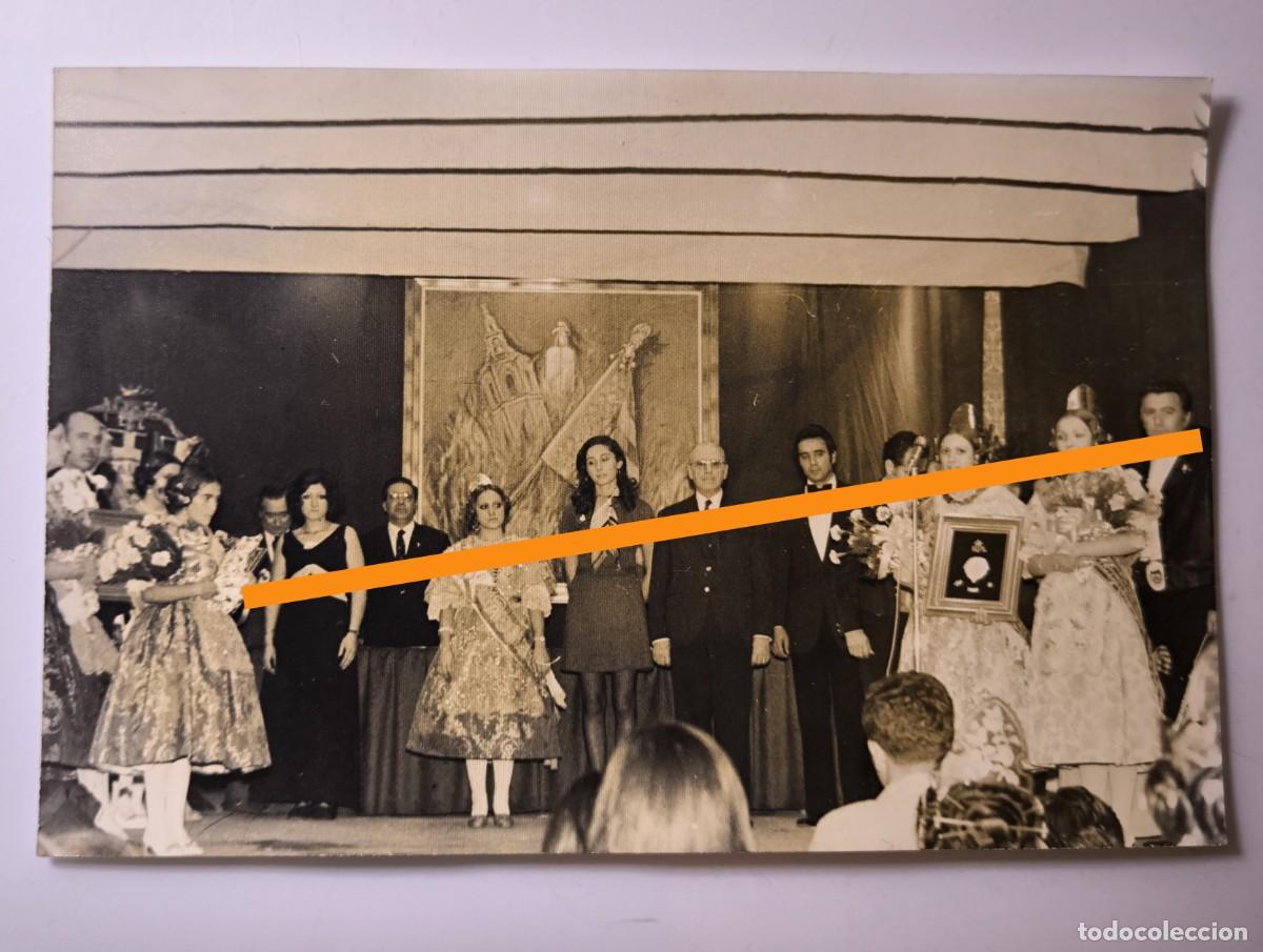 Fotograf&iacute;a antigua: Antigua fotograf&iacute;a. Alcalde y falleras. Fallas de Valencia. A&ntilde;o 1973