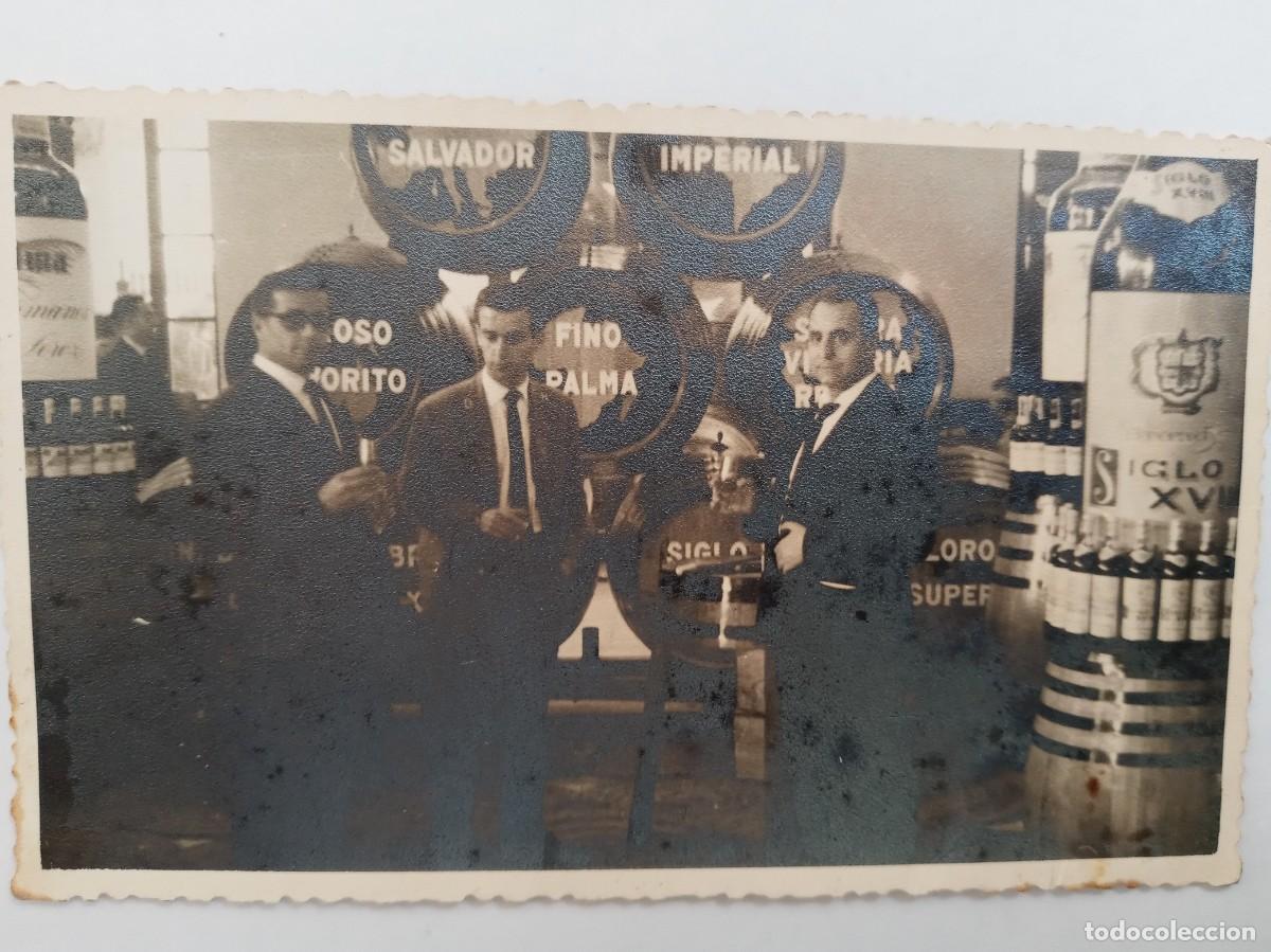 Fotograf&iacute;a antigua: FOTO DE SE&Ntilde;ORES EN UNA BODEGA , BARRILES , ETC