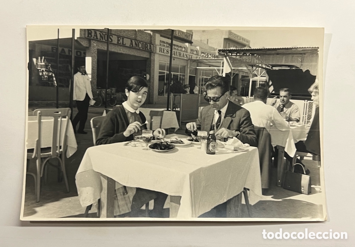 Fotograf&iacute;a antigua: VALENCIA - LAS ARENAS, Fot&oacute;grafia Comiendo en el Restaurante junto a los Ba&ntilde;os El &Aacute;ncora (a.1968)