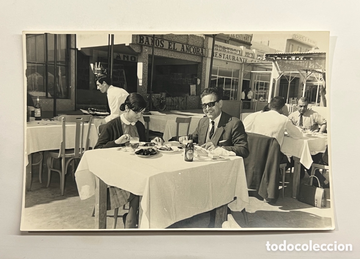 Fotograf&iacute;a antigua: VALENCIA - LAS ARENAS, Fot&oacute;grafia Comiendo en el Restaurante junto a los Ba&ntilde;os El &Aacute;ncora (a.1968)