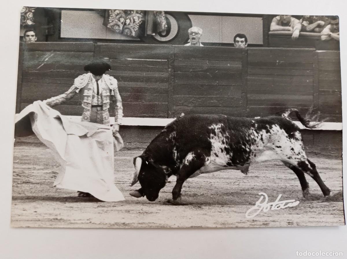 Fotograf&iacute;a antigua: FOTO DE CORRIDA DE TOROS : TORERO EN PLENA FAENA . DE BOTAN ( FIRMADA ), MADRID ......... 12 X 18 CM