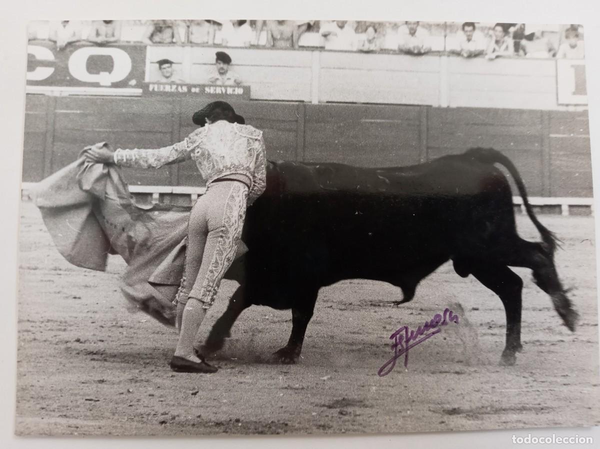 Fotograf&iacute;a antigua: FOTO DE CORRIDA DE TOROS : TORERO EN PLENA FAENA Y TORO. DE EUFRASIO ( FIRMADA ) .... 12,5 X 17,5 CM