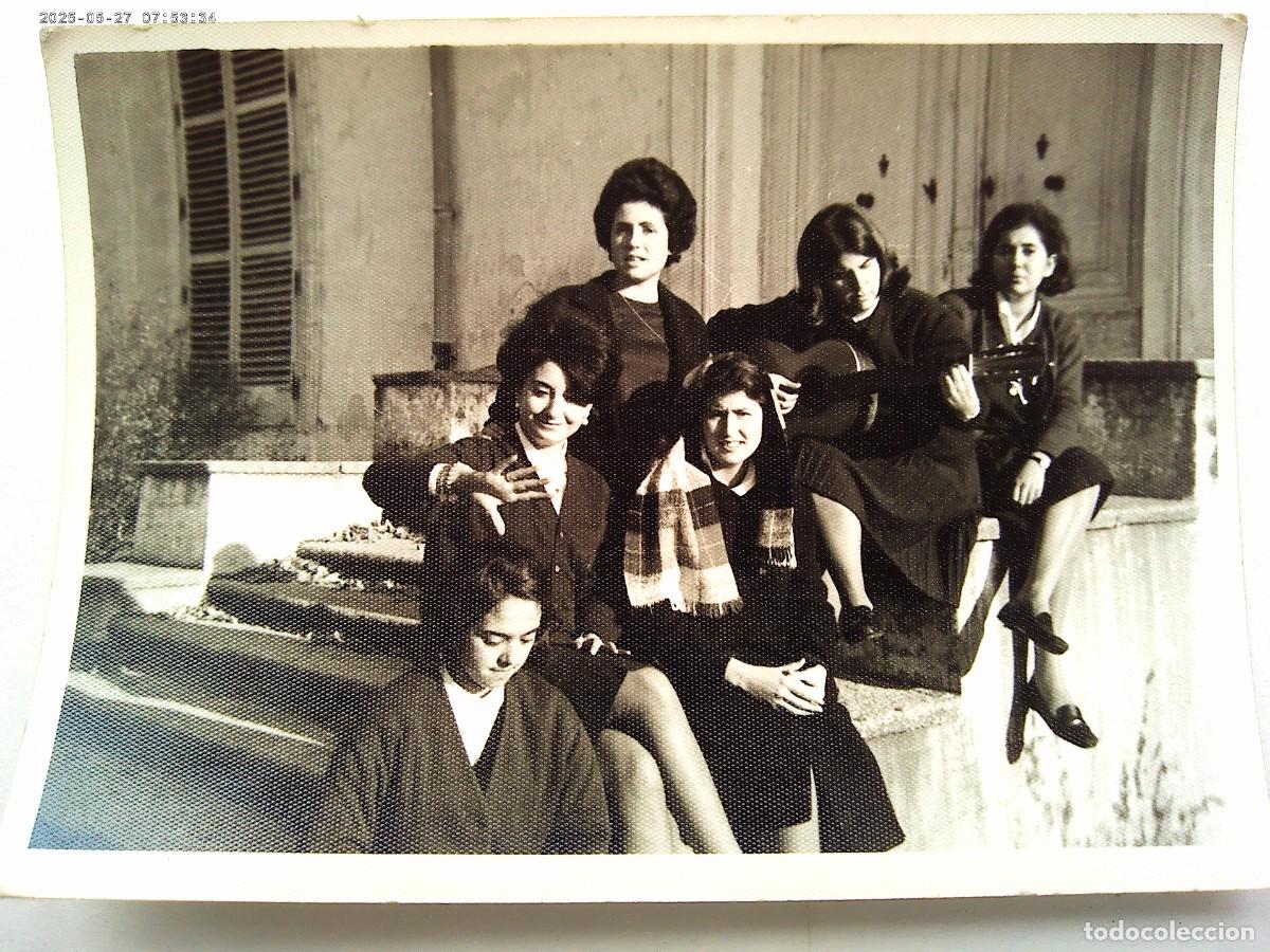 Antique Photography: FOTO DE CHICAS CON UNIFORME ESCOLAR , UNA TOCANDO LA GUITARRA