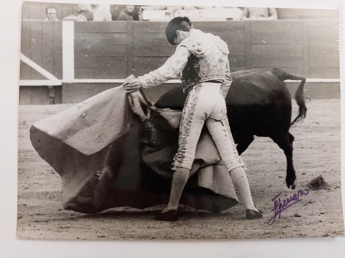 Fotograf&iacute;a antigua: FOTO DE CORRIDA DE TOROS : TORERO EN PLENA FAENA Y TORO . DE EUFRASIO ( FIRMADA ) .. 13 X 17,5 CM