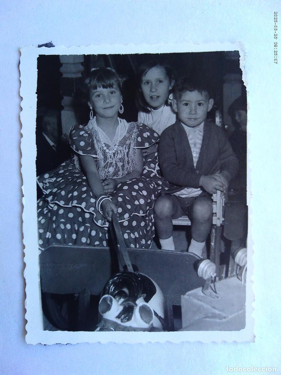 Fotograf&iacute;a antigua: MINUTERO DE FERIA : NI&Ntilde;A VESTIDA DE FLAMENCA EN CARRITO DEL TIOVIVO