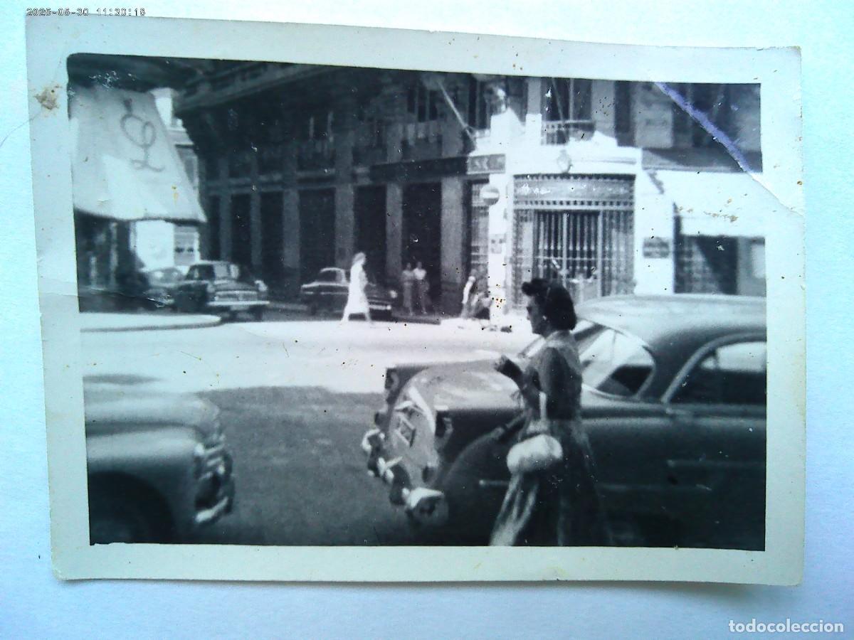 Fotografia antica: FOTO DE CALLE : MUJER Y COCHES DE EPOCA