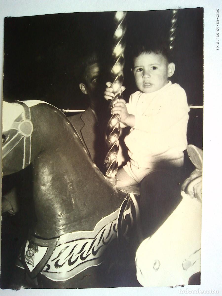 Fotografia antiga: MINUTERO DE FERIA : NI&Ntilde;O EN CABALLITO DEL TIOVIVO