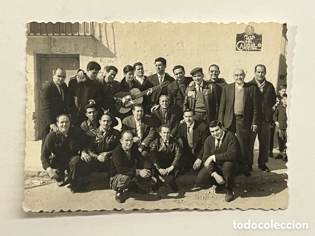 Fotograf&iacute;a antigua: UTRILLAS (Teruel) Fotograf&iacute;a Plaza del Caudillo.. Gente de parranda guitarra en mano (a.1965)