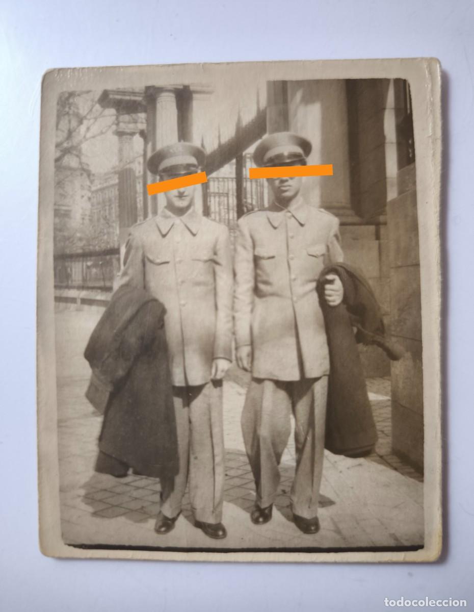 Fotograf&iacute;a antigua: Antigua fotograf&iacute;a. Hombres con uniforme oficial y gorra de plato. Madrid. A&ntilde;os 30