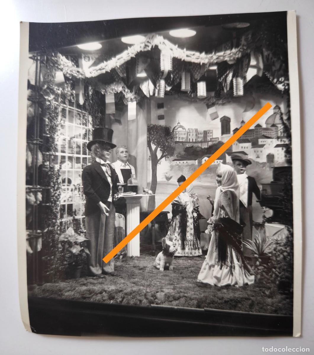 Fotograf&iacute;a antigua: Antigua fotograf&iacute;a. Montaje expositivo con figuras vestidas de &eacute;poca. Fotografo Tribaldos. Madrid.