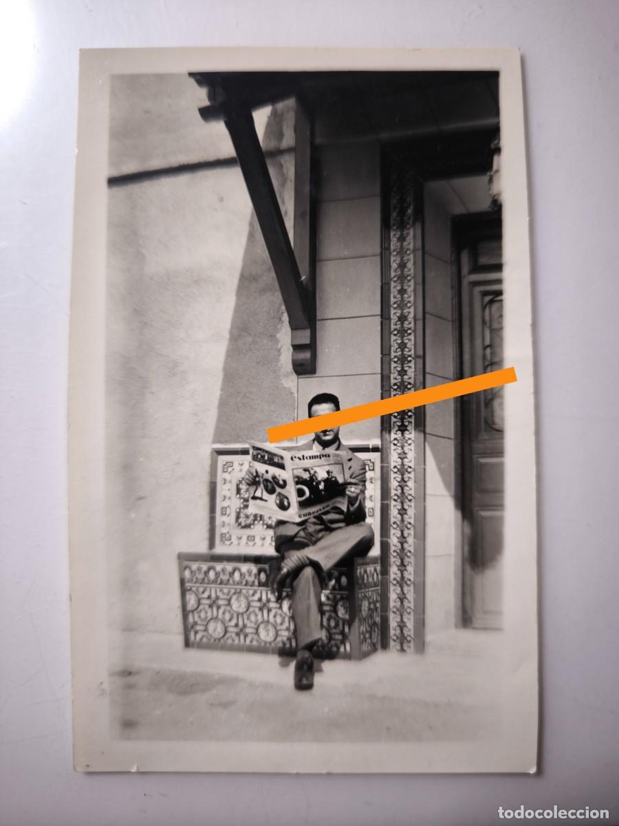 Fotograf&iacute;a antigua: Antigua fotograf&iacute;a. Hombre leyendo el peri&oacute;dico estampa. A&ntilde;os 30