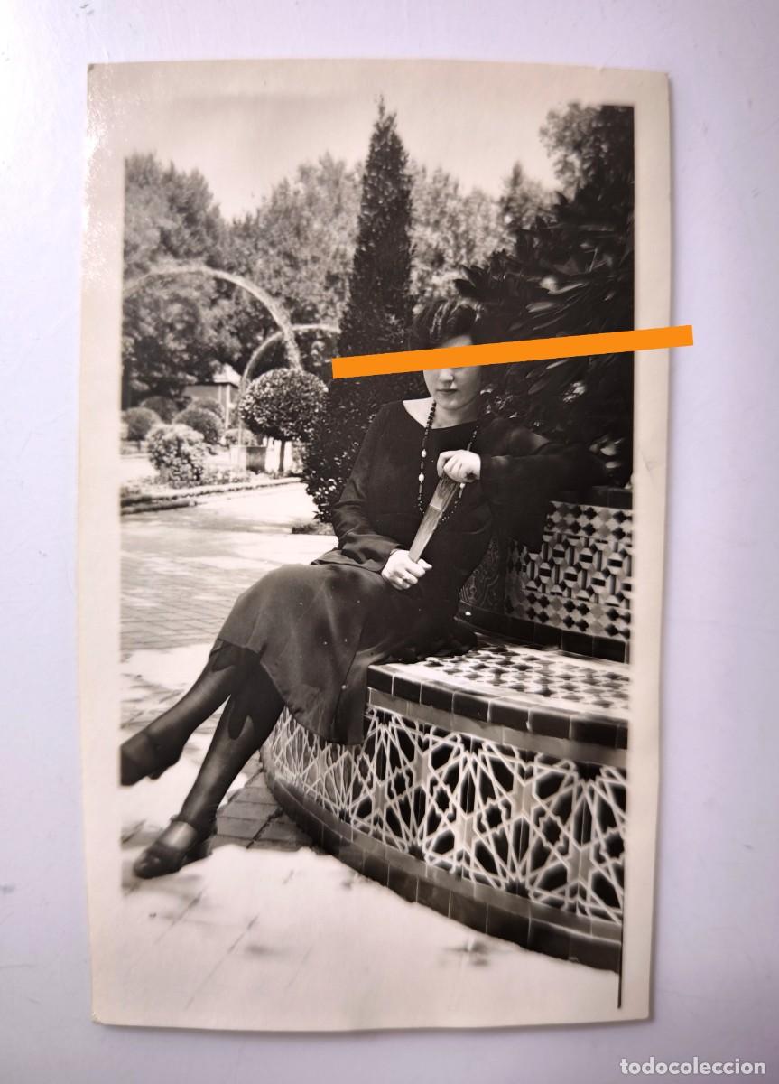 Fotograf&iacute;a antigua: Antigua fotograf&iacute;a. Chica posando en un banco de azulejos. A&ntilde;os 30