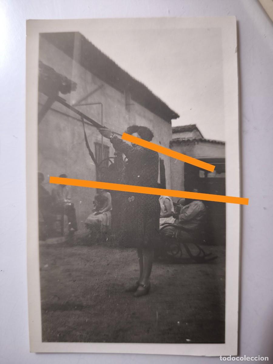 Fotograf&iacute;a antigua: Antigua fotograf&iacute;a. Mujer apuntando con un arma en el patio. A&ntilde;os 30