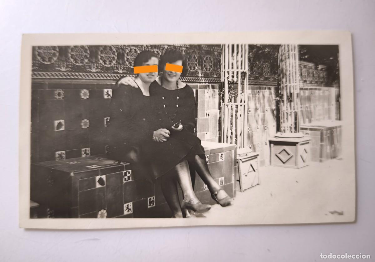 Fotograf&iacute;a antigua: Antigua fotograf&iacute;a. Chicas posando en un banco de azulejos. A&ntilde;os 30