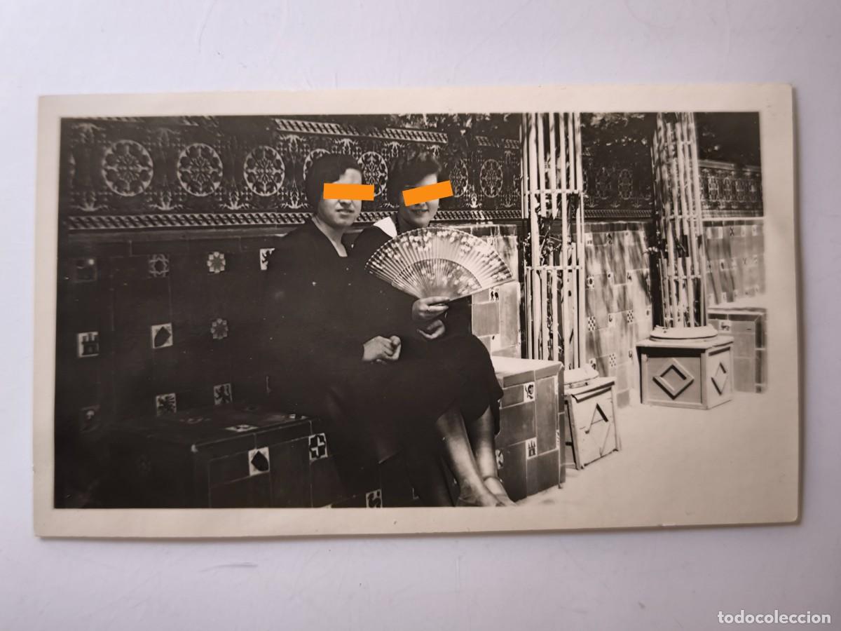 Fotograf&iacute;a antigua: Antigua fotograf&iacute;a. Chicas posando en un banco de azulejos. A&ntilde;os 30