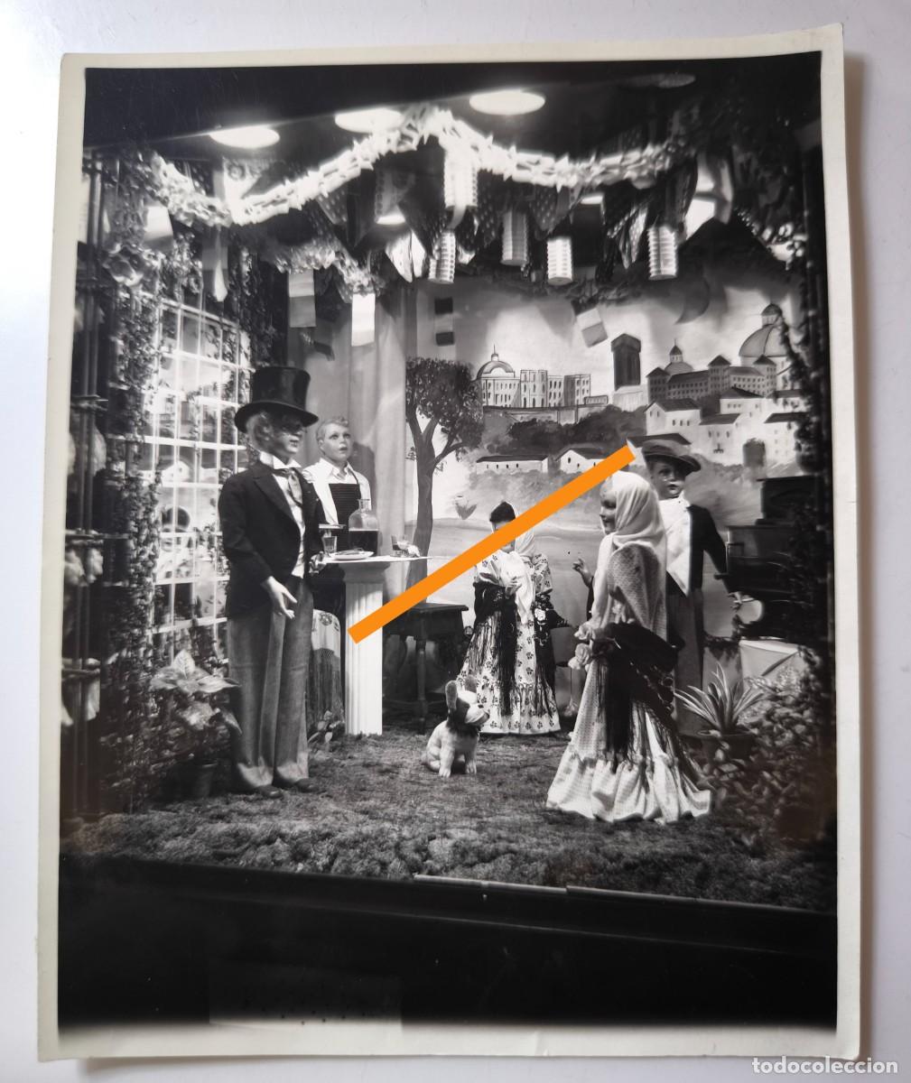 Fotograf&iacute;a antigua: Antigua fotograf&iacute;a. Montaje expositivo con figuras vestidas de &eacute;poca. Fotografo Tribaldos. Madrid.