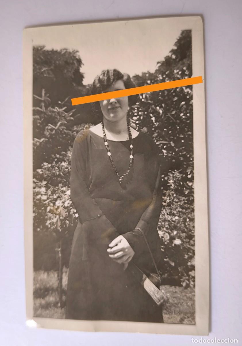 Fotograf&iacute;a antigua: Antigua fotograf&iacute;a. Chica en el jard&iacute;n. A&ntilde;os 30