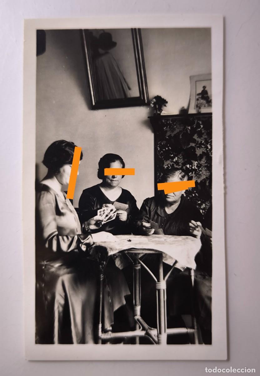 Fotograf&iacute;a antigua: Antigua fotograf&iacute;a. Mujeres jugando a las cartas. A&ntilde;os 30