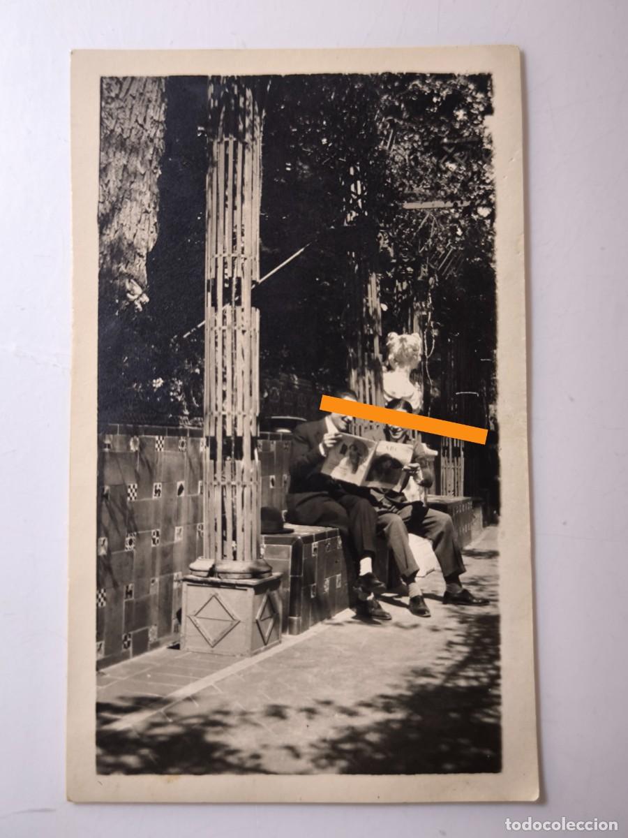 Fotograf&iacute;a antigua: Antigua fotograf&iacute;a. Hombre leyendo el ABC. A&ntilde;os 30
