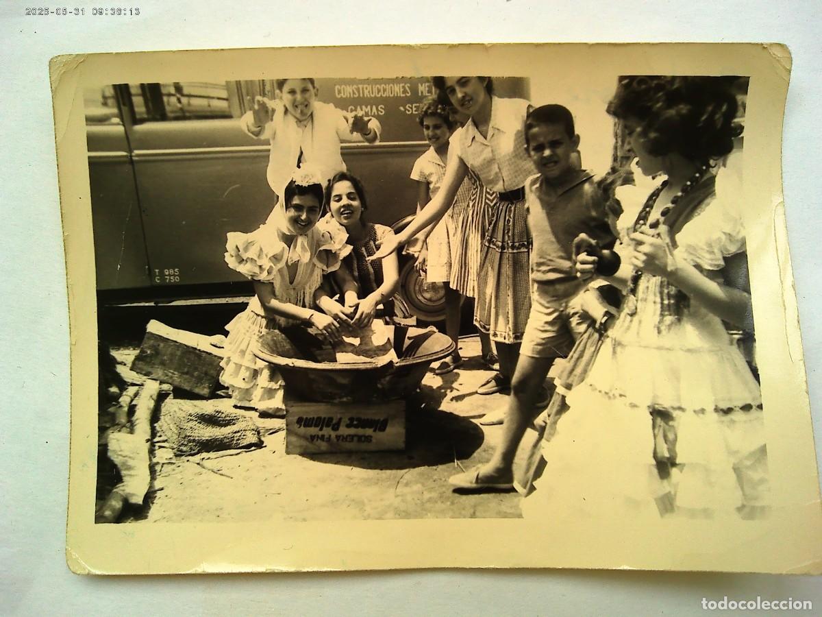 Fotograf&iacute;a antigua: FOTO DE LA ROMERIA DEL ROCIO: CHICAS FLAMENCAS SIMULANDO LAVAR ROPA EN UN LEBRILLO, 1960