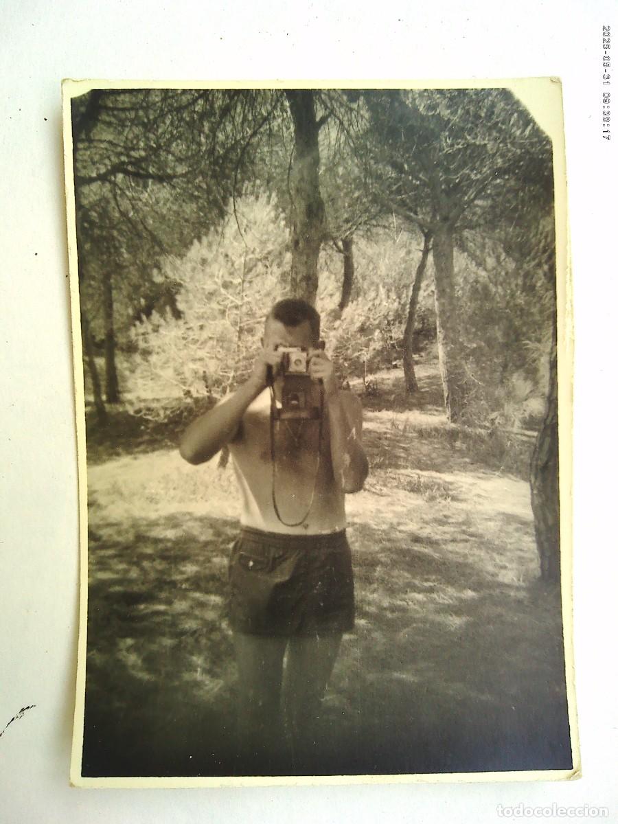 Fotograf&iacute;a antigua: FOTO DE JOVEN EN CALZONAS CON CAMARA FOTOGRAFIANDO AL FOTOGRAFO , 1963