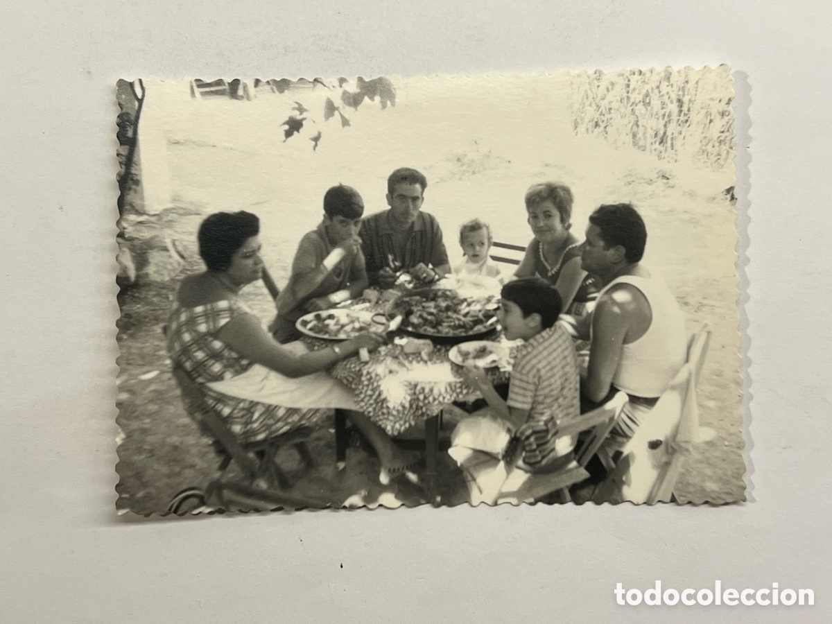 Fotograf&iacute;a antigua: LA PAELLA.. Fotograf&iacute;a Domingo en familia alrededor de la Paella (a.1970) Medidas: 7 x 10,5