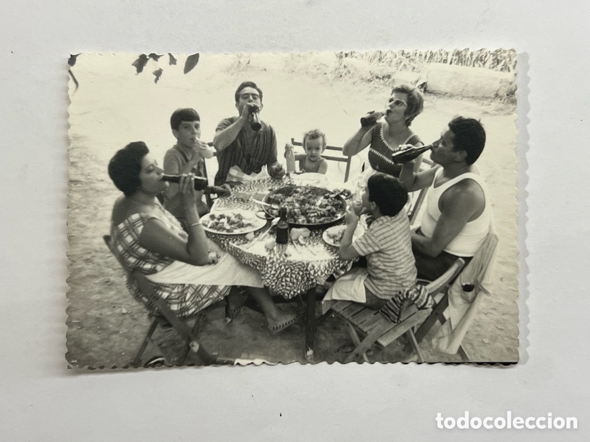 Fotograf&iacute;a antigua: LA PAELLA.. Fotograf&iacute;a Domingo en familia alrededor de la Paella (a.1970) Medidas: 7 x 10,5