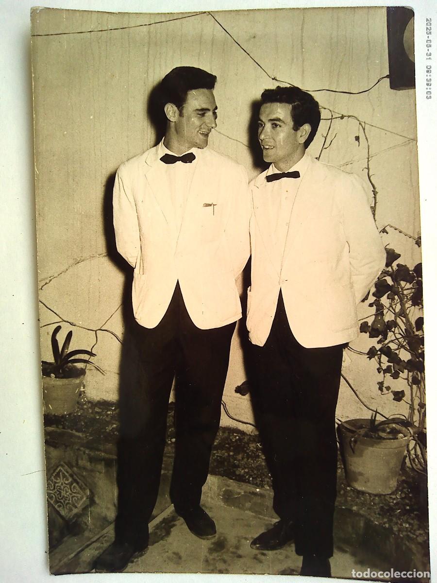 Fotograf&iacute;a antigua: FOTO DE ELEGANTES CAMAREROS CON PAJARITA .... 10,5 X 15,5 CM
