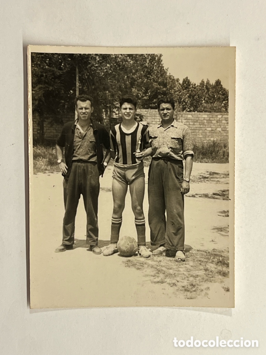 Fotograf&iacute;a antigua: ALDAYA (Valencia) Fotograf&iacute;a Pasion por el f&uacute;tbol.. (a.1958) Medidas: 6,5 x 8,5 cm.,