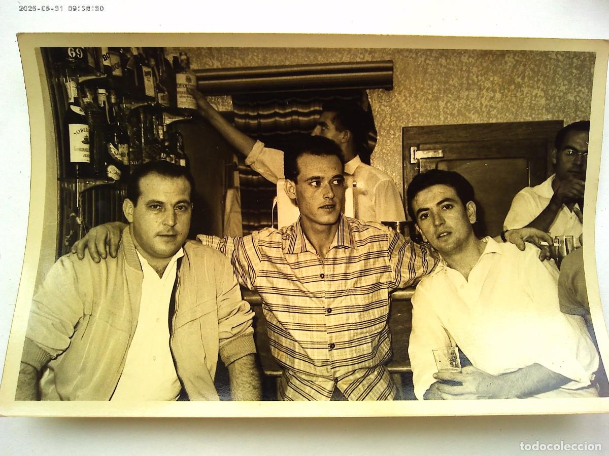 Fotograf&iacute;a antigua: FOTO DE AMIGOS EN UN BAR . MINUTERO DE RAPID TUR , ARENAL ( MALLORCA )