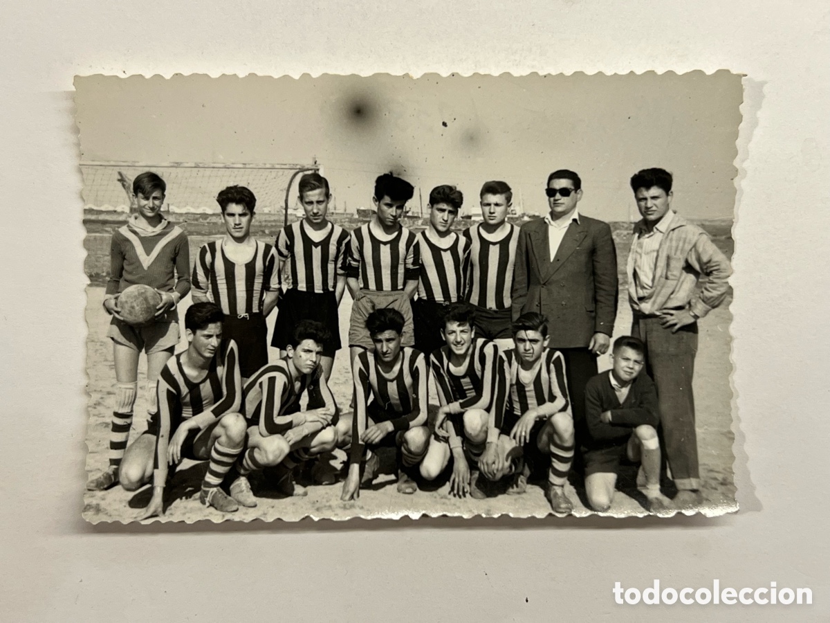 Fotograf&iacute;a antigua: NAZARET (Valencia) Fotograf&iacute;a Pasion por el f&uacute;tbol.. (a.1958) Medidas: 7 x 10,5 cm.