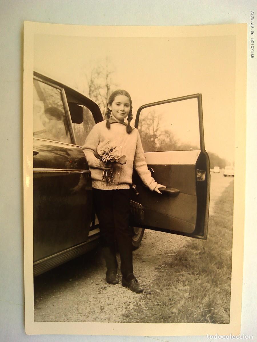 Fotograf&iacute;a antigua: FOTO DE NI&Ntilde;A Y COCHE DE EPOCA , 1966