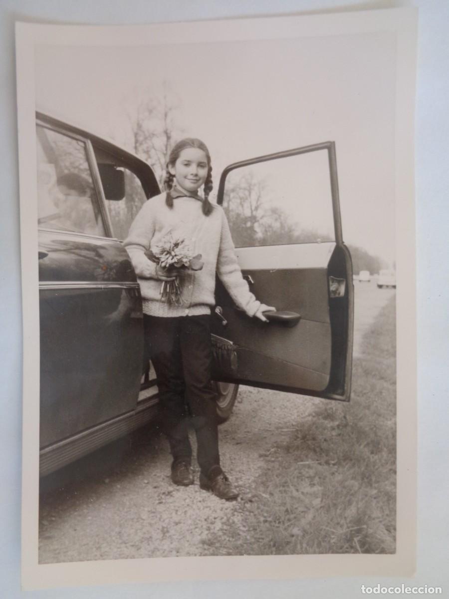 Fotografia antiga: FOTO DE NI&Ntilde;A Y COCHE DE EPOCA , 1966