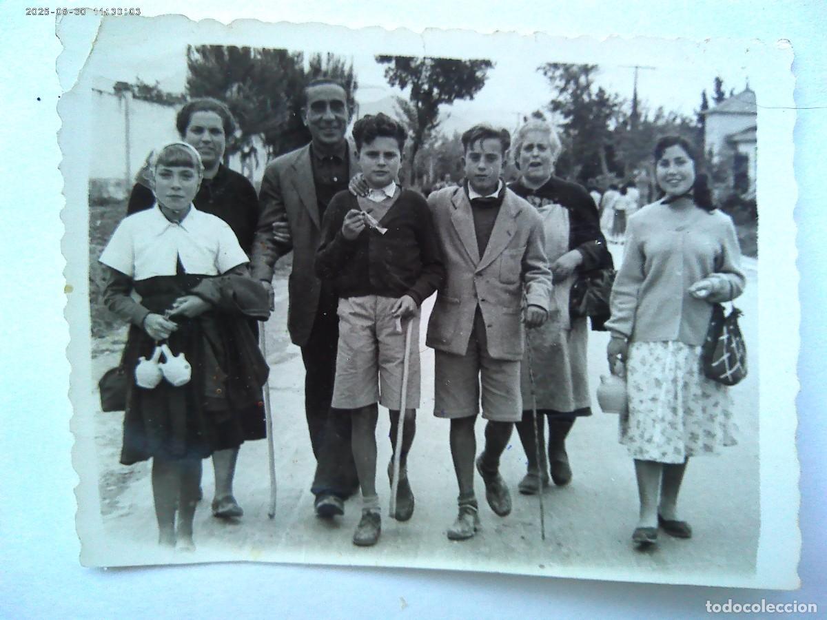 Fotograf&iacute;a antigua: FOTO DE GENTE PASEANDO , CON BASTONES, ALICANTE