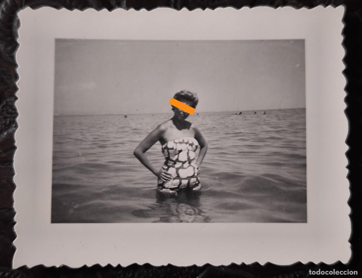 Antique Photography: Antigua fotograf&iacute;a. Se&ntilde;ora posando en ba&ntilde;ador. A&ntilde;os 40