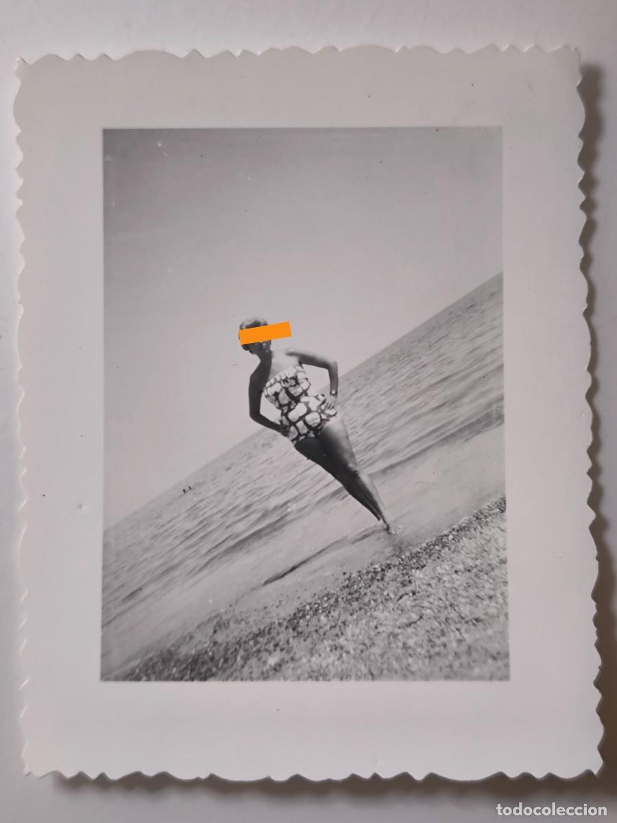 Fotografia antica: Antigua fotograf&iacute;a. Se&ntilde;ora posando en ba&ntilde;ador. A&ntilde;os 40