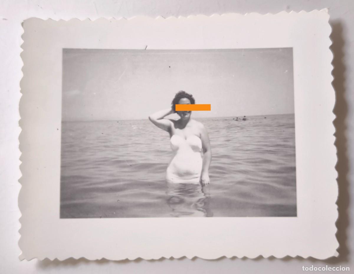 Fotograf&iacute;a antigua: Antigua fotograf&iacute;a. Se&ntilde;ora posando en ba&ntilde;ador. A&ntilde;os 40