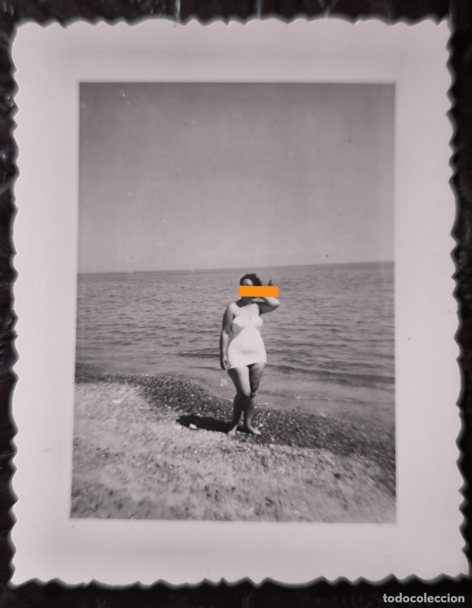 Fotograf&iacute;a antigua: Antigua fotograf&iacute;a. Se&ntilde;ora posando en ba&ntilde;ador. A&ntilde;os 40