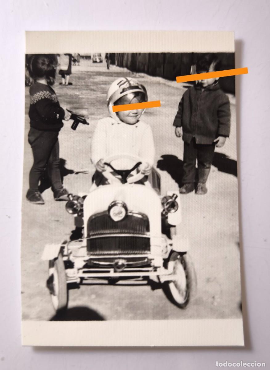 Fotograf&iacute;a antigua: Antigua fotograf&iacute;a. Ni&ntilde;o con el cochecito. A&ntilde;os 60.