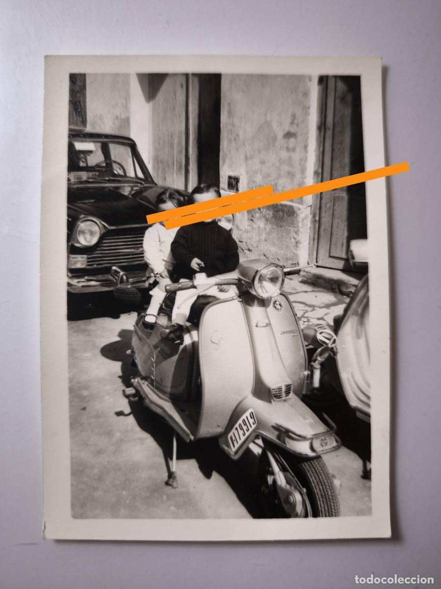 Fotograf&iacute;a antigua: Antigua fotograf&iacute;a. Ni&ntilde;os en Moto Vespa o Lambretta. A&ntilde;os 60.
