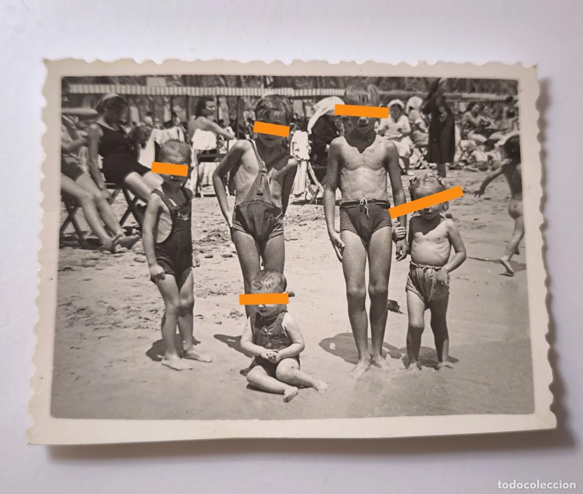Fotograf&iacute;a antigua: Antigua fotograf&iacute;a. Ni&ntilde;os en ba&ntilde;ador. Playa de Alicante. A&ntilde;o 1950.