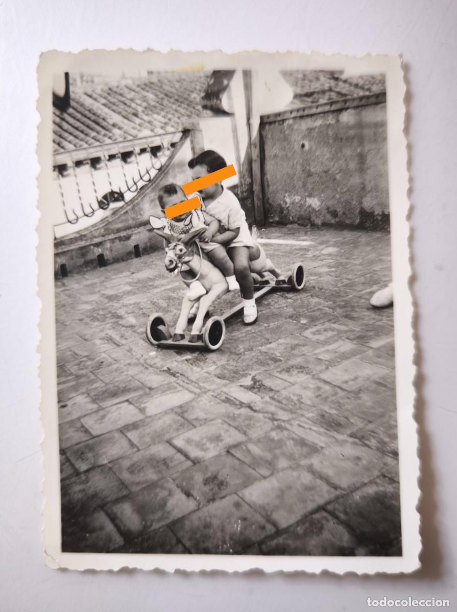 Fotograf&iacute;a antigua: Antigua fotograf&iacute;a. Ni&ntilde;os con caballito de ruedas. A&ntilde;os 50/60.