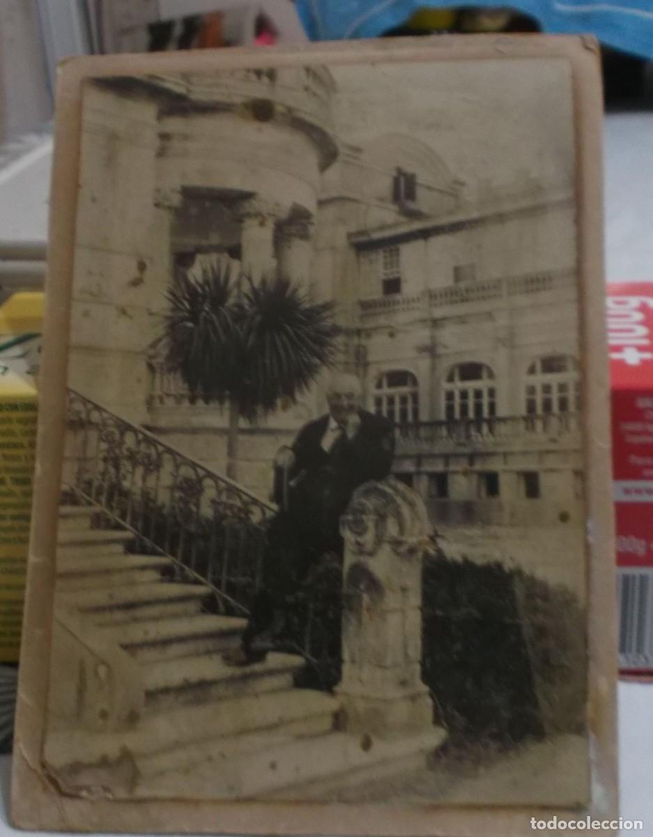 Fotografia antica: fotografia antigua de un hotel en Pontevedra con un visitante en la escalera