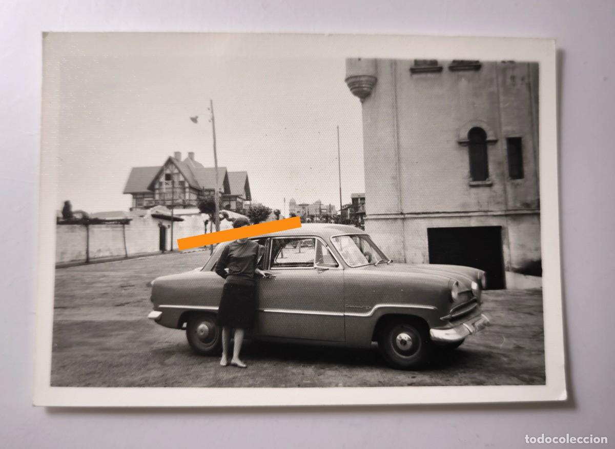 Fotograf&iacute;a antigua: Antigua fotograf&iacute;a. Chica. Coche Ford Taunus. A&ntilde;os 50/60.