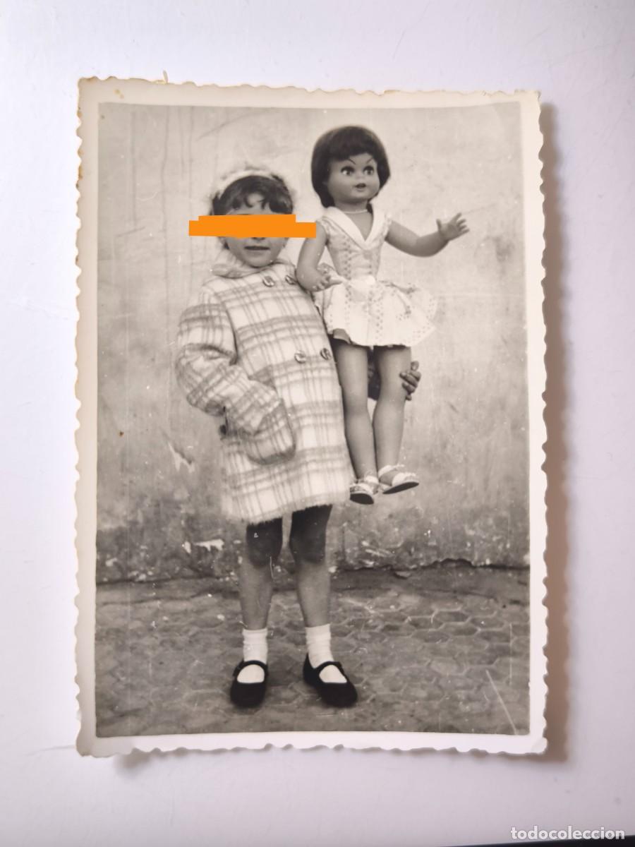 Fotograf&iacute;a antigua: Antigua fotograf&iacute;a. Ni&ntilde;a con su mu&ntilde;eca Guendalina. A&ntilde;os 60.
