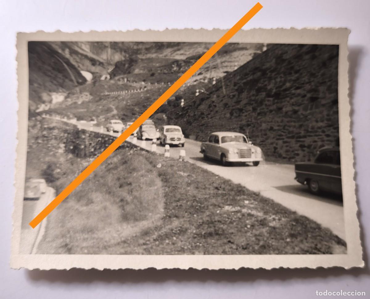 Fotograf&iacute;a antigua: Antigua fotograf&iacute;a. Caravana de coches. A&ntilde;o 1960.